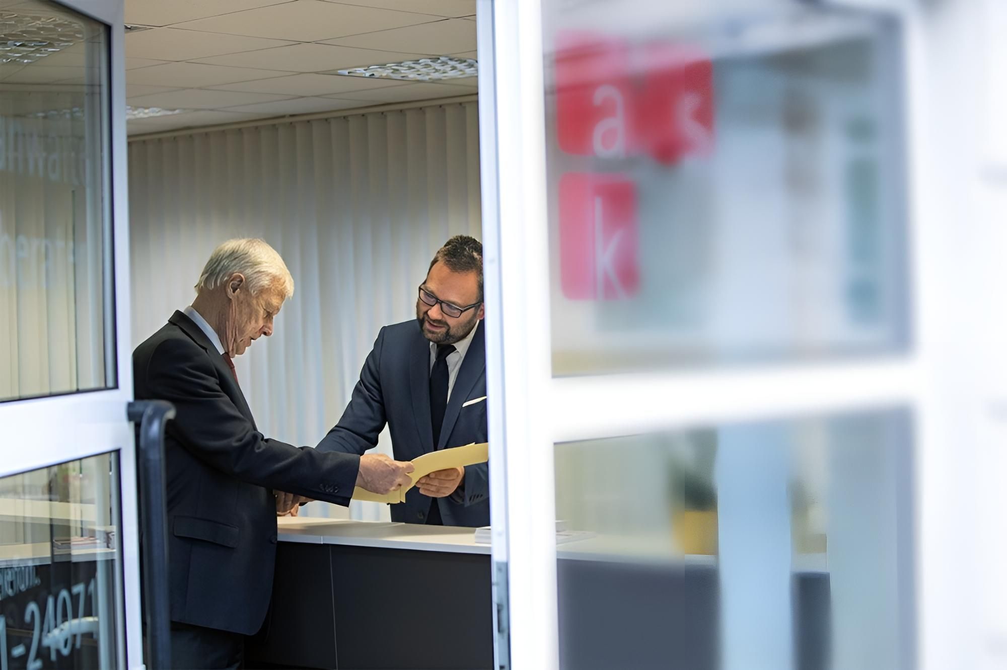 Ein Anwalt berät einen Mandanten